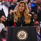 La cantante estadounidense Beyonce habla durante un acto de campaña de Kamala Harris