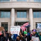 Personas protestarndo contra el Proyecto 2025 frente a la Fundación Heritage en Washington, D.C.