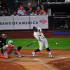 Aaron Judge da un batazo en el campo