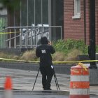 Un forense investiga el lugar del tiroteo frente al Capital Jewish Museum