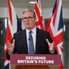 El Primer Ministro Sir Keir Starmer habla ante los medios de comunicación en el Cuartel General del Mando Estratégico, en Northwood, Gran Londres.
