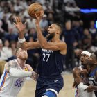 Rudy Gobert anota frente a los Thunder en la Final de la Conferencia Oeste.