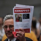 Un partidario de Israel sostiene una fotografía de los rehenes israelíes secuestrados Judith Weinstein Haggai y Gad Haggai