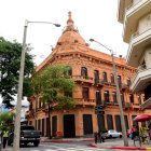 Vista del edificio del Ministerio de Hacienda tomada en el centro de Asunción, en la icónica Calle Palma