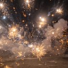Alguaciles del condado de Los Ángeles son vistos mientras las fuerzas del orden se enfrentan a manifestantes durante una protesta tras las operaciones federales de inmigración, en el barrio de Compton de Los Ángeles, California, el 7 de junio de 2025. El presidente de Estados Unidos, Donald Trump, desplegó 2.000 soldados el 7 de junio de 2025 para hacer frente a la escalada de protestas contra las redadas de las fuerzas de inmigración en el área de Los Ángeles, una medida que el gobernador del estado calificó de "incendiaria a propósito." Agentes federales se enfrentaron con multitudes enojadas en un suburbio de Los Ángeles mientras las protestas se extendían a una segunda noche el sábado, disparando granadas flash-bang y cerrando parte de una autopista en medio de redadas contra migrantes indocumentados.