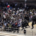 Fuerzas del orden se enfrentan a manifestantes frente al edificio federal durante una protesta tras las operaciones federales de inmigración, en Los Ángeles, California, el 8 de junio de 2025. El presidente de Estados Unidos, Donald Trump, desplegó 2.000 soldados el 7 de junio para hacer frente a la escalada de protestas contra las redadas de las fuerzas de inmigración en el área de Los Ángeles, una medida que el gobernador del estado calificó de "incendiaria a propósito." Agentes federales se enfrentaron a multitudes enfurecidas en un suburbio de Los Ángeles mientras las protestas se extendían a una segunda noche el sábado, disparando granadas de estruendo y cerrando parte de una autopista en medio de redadas contra migrantes indocumentados, dijeron los informes.
