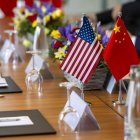 Banderas de China y EEUU antes de la reunión en Ginebra