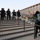 El 10 de junio de 2025, una manifestante hace un gesto grosero a los agentes de la policía de Los Ángeles cuando tiene que desalojar la zona tras la entrada en vigor del toque de queda después de varios días de protestas en respuesta a las operaciones federales de inmigración en Los Ángeles. El 10 de junio entró en vigor un toque de queda nocturno en el centro de Los Ángeles, golpeado por las protestas. La alcaldesa, Karen Bass, había declarado anteriormente que el objetivo era "detener el vandalismo y los saqueos" tras varios días de disturbios.