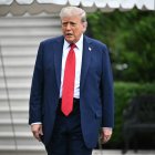 Trump saliendo de la Casa Blanca/ Mandel Ngan