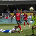 Patrick Agyemang observa la dirección de su pelota tras rematar ante Trinidad y Tobago en la Copa Oro.