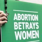 Un cartel que dice "el aborto traiciona a las mujeres" en inglés, durante una marcha antiaborto en Dublín en 2024.