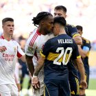 Alan Velasco, de Boca, se enfranta al jugador de Benfica Renato Sanches