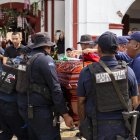 La policía nacional de México lleva un féretro sobre hombros (Archivo)