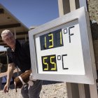 Un termómetro marca elevadas temperaturas. Imagen de archivo.