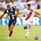 El defensa del CA River Plate Marcos Acuña y el delantero del CF Monterrey Germán Berterame
