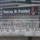 Una pancarta con una imagen del presidente estadounidense, Donald Trump, acompañada de un mensaje, se muestra en Tel Aviv el 22 de junio