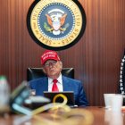 Donald Trump en la Sala de Crisis de la Casa Blanca
