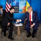 Presidentes de Ucrania y EEUU en la cumbre de la OTAN