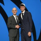 El comisionado de la NBA, Adam Silver, con Cooper Flagg