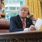 Donald Trump al teléfono en el Despacho Oval