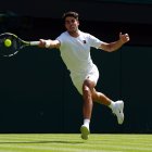 Carlos Alcaraz, durante su partido frente a Fabio Fognini en Wimbledon 2025