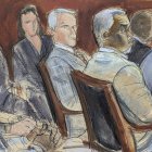 Sean "Diddy" Combs en la sala judicial, escuchando al jurado junto a su equipo de defensa