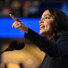 La representante Alexandria Ocasio-Cortez (D-NY) habla en una convención de su partido