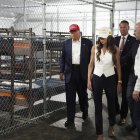 El presidente Trump y la secretaria de Seguridad Nacional visitan el centro de detención