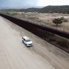 Un vehículo de la patrulla fronteriza se desplaza a lo largo del muro fronterizo en el lado estadounidense. La zona es Jacumba Hot Springs, en California, .