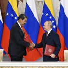 Vladimir Putin y Nicolás Maduro estrechan su mano en una imagen de archivo
