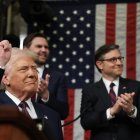 El presidente DONALD TRUMP llega para dirigirse a una sesión conjunta del Congreso en el Capitolio de Estados Unidos. Se esperaba que Trump se dirigiera al Congreso para hablar de los primeros logros de su presidencia y de su próxima agenda legislativa. El presidente de la Cámara de Representantes MIKE JOHNSON (R-LA) y el vicepresidente JD VANCE aplauden detrás de él.