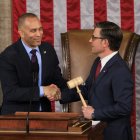 El líder de la minoría de la Cámara de Representantes de los Estados Unidos, Hakeem Jeffries (demócrata de Nueva York), entrega el mazo de presidente de la Cámara al presidente de la Cámara de Representantes de los EE.UU., Mike Johnson (republicano de Luisiana)