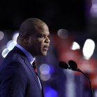 El alcalde de Dallas, Eric Johnson, habla durante el segundo día de la Convención Nacional Republicana de 2024