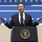 Elon Musk dando un discurso con el atril presidencial