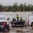 Miembros del Grupo Operativo 1 despliegan embarcaciones a lo largo del río Guadalupe tras una destructiva inundación en Kerrville el viernes 4 de julio de 2025.