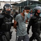 Un hombre es arrestado por las fuerzas del régimen durante las protestas de julio de 2021