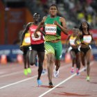 La sudafricana Caster Semenya compite en la final de 800 metros femeninos de atletismo durante los Juegos de la Commonwealth de Gold Coast 2018 en el estadio de Carrara, en Gold Coast, el 13 de abril de 2018.