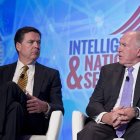 El director del Buró Federal de Investigaciones (FBI), James Comey (i), y el director de la Agencia Central de Inteligencia (CIA), John Brennan, hablan en la Cumbre de Inteligencia y Seguridad Nacional 2016 en Washington, DC, el 8 de septiembre de 2016.