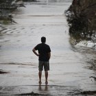 Un hombre observa una zona inundada en Texas