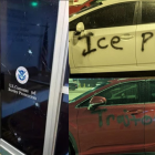 Fotografías recientes de ataques contra el ICE compartidas por las autoridades.
