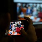 Un periodista graba una de las audiencias contra Álvaro Uribe.