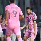 El delantero del Inter Miami Lionel Messi (10) celebra su gol en la primera mitad durante el partido entre el Nashville SC y el Inter Miami CF
