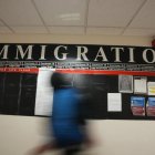 Un agente del Servicio de Inmigración y Control de Aduanas (ICE) dentro del juzgado de Federal