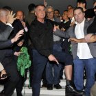 Jair Bolsonaro muestra un monitor electrónico de tobillo