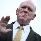 El zar de la frontera Tom Homan habla con reporteros.