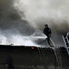 Un bombero ucraniano trata de apagar un fuego tras el ataque con drones rusos