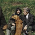 Ghislaine Maxwell y Jeffrey Epstein con un perro (Archivo)