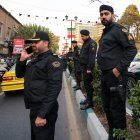 La policía iraní monta guardia frente a la embajada turca durante una protesta contra el apoyo de Turquía a una alianza rebelde dominada por los islamistas que lucha contra el régimen en Siria, el 2 de diciembre de 2024 en Teherán. El presidente sirio, Bashar al Assad, cuenta con el apoyo de Rusia e Irán, que han confirmado que ayudarán a su ejército a contraatacar después de que Alepo, la segunda ciudad del país, quedara fuera del control del gobierno.