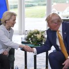 El presidente Donald Trump junto a Ursula Von der Leyen en Escocia