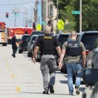 Dos agentes caminan cerca de la escena de un accidente